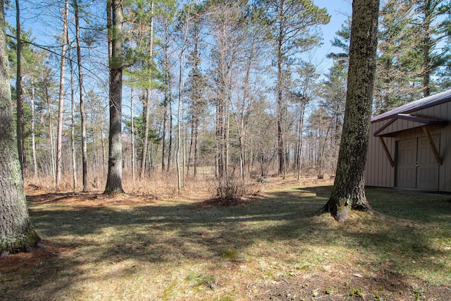 view of grassy yard with an outdoor structure