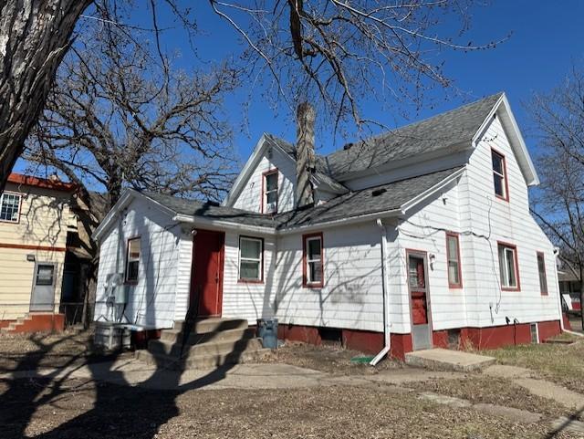 627 7th Ave S, Saint Cloud, MN 56301 - view of side of property with entry steps