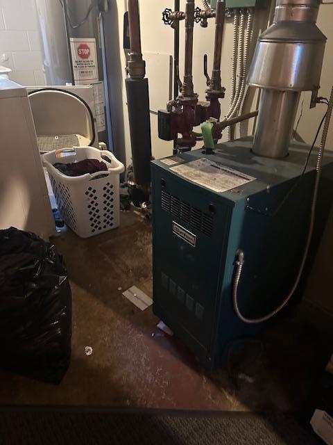 627 7th Ave S, Saint Cloud, MN 56301 - utility room featuring electric water heater
