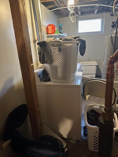 627 7th Ave S, Saint Cloud, MN 56301 - clothes washing area with water heater and concrete block wall