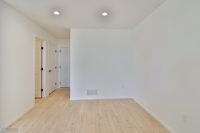 unfurnished room featuring visible vents, recessed lighting, and baseboards