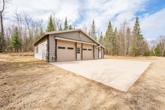 view of side of property featuring an outdoor structure and a garage