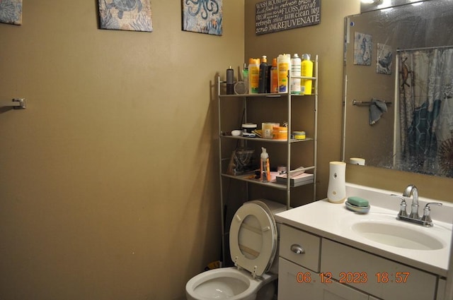 full bathroom with vanity, curtained shower, and toilet