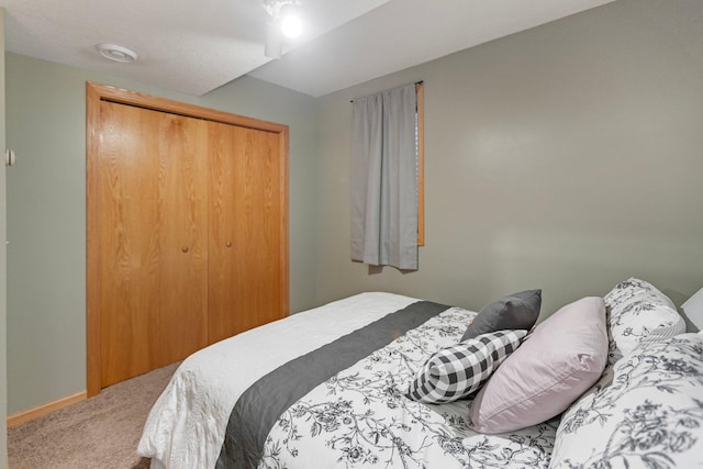 2606 Hulett Ct, Faribault, MN 55021 - bedroom featuring carpet, a closet, and baseboards