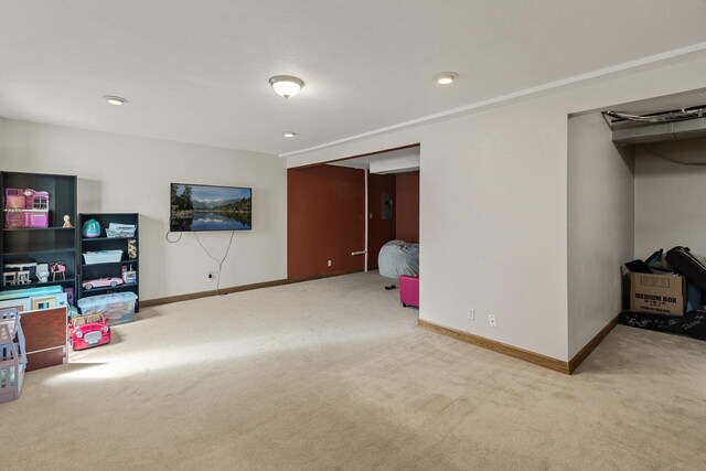 living area with baseboards, carpet flooring, and recessed lighting