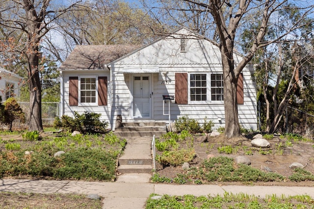 bungalow-style house featuring fence