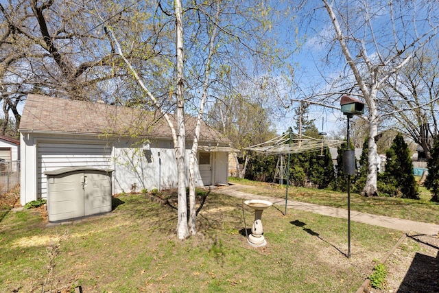 view of yard with an outdoor structure