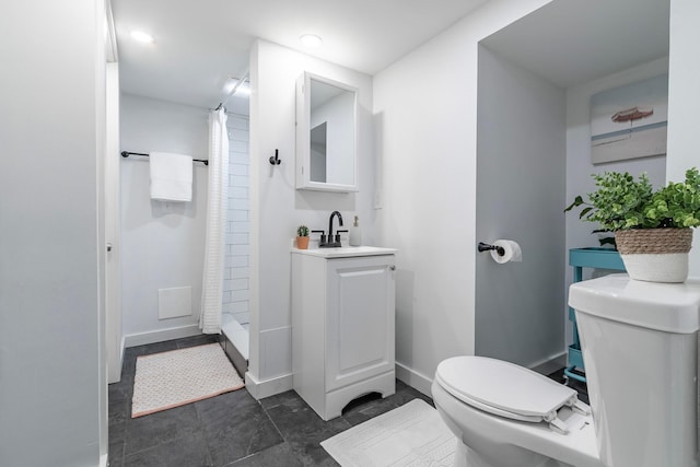 bathroom with toilet, a shower with curtain, baseboards, and vanity