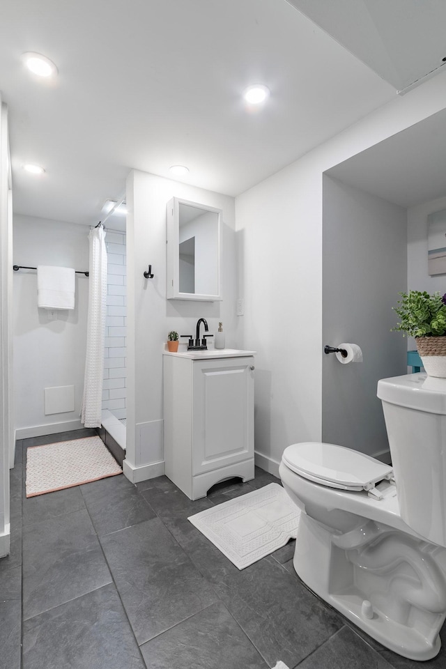 bathroom with toilet, a shower with curtain, recessed lighting, and baseboards