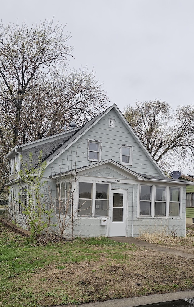 view of front of property