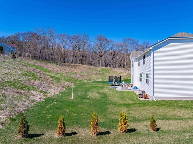 view of yard featuring an outdoor fire pit