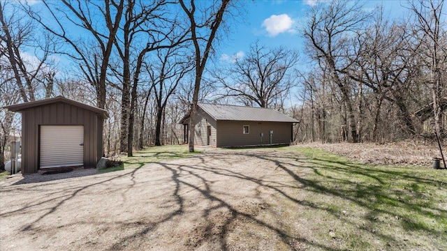 view of yard with an outdoor structure