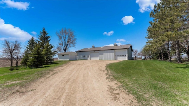 view of front facade featuring dirt driveway and a front lawn