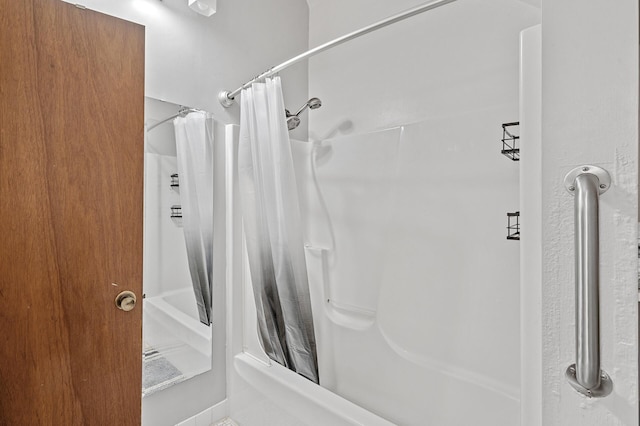 1005 Mclean Ave, Saint Paul, MN 55106 - full bathroom featuring shower / tub combo with curtain