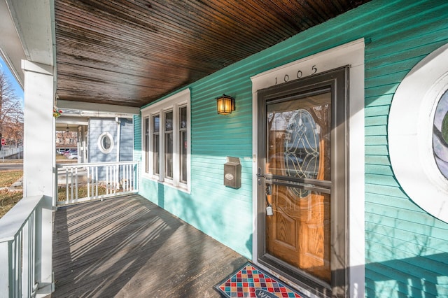 1005 Mclean Ave, Saint Paul, MN 55106 - doorway to property featuring a porch