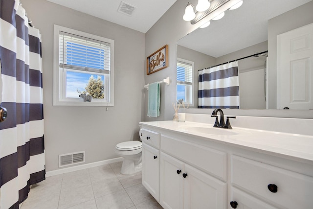 full bathroom featuring visible vents, baseboards, toilet, and vanity