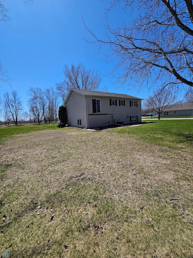 view of front of home featuring a front yard