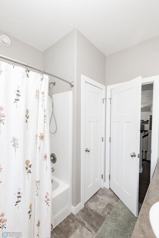 bathroom featuring shower / bath combo