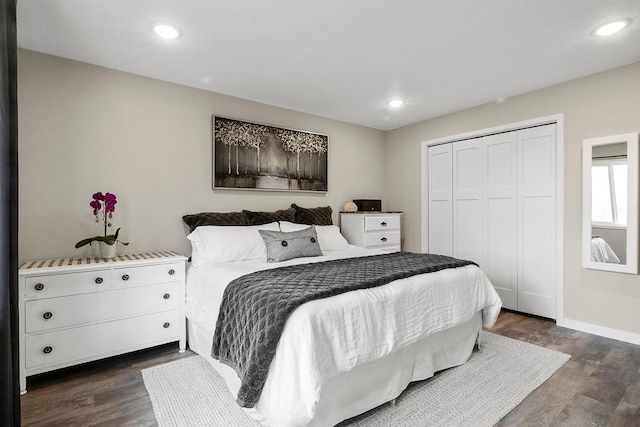 bedroom featuring baseboards, dark wood-style floors, a closet, and recessed lighting