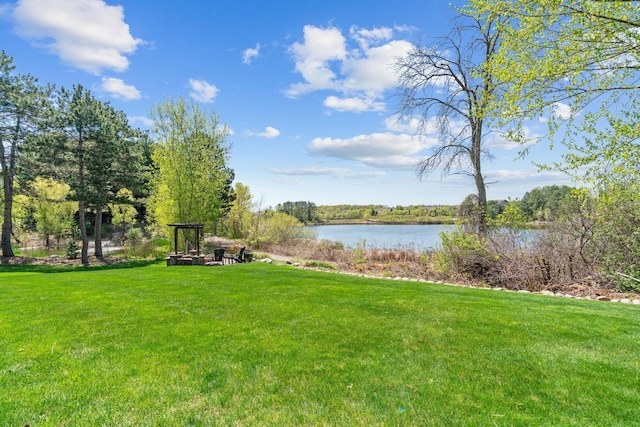 view of grassy yard featuring a water view