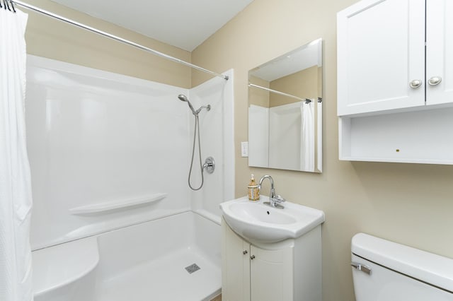 full bathroom with vanity, curtained shower, and toilet