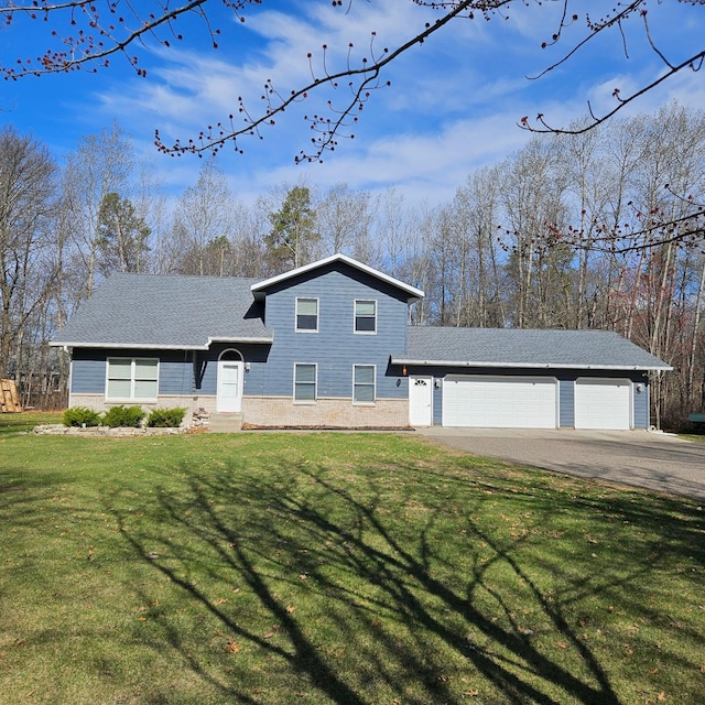 tri-level home with driveway, a shingled roof, a front lawn, and a garage