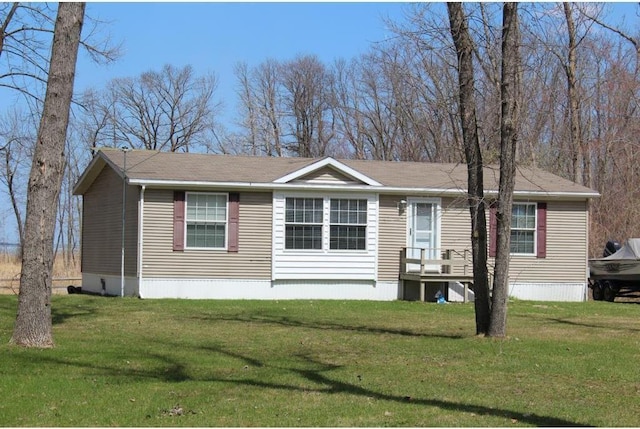 manufactured / mobile home with a front yard