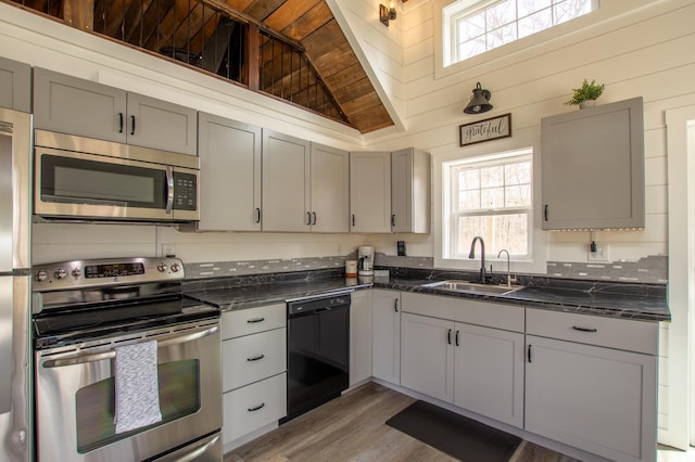 kitchen with a sink, gray cabinets, and stainless steel appliances