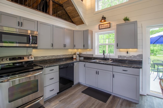 29133 Neighborly Dr, Laporte, MN 56461 - kitchen featuring appliances with stainless steel finishes, gray cabinetry, lofted ceiling, plenty of natural light, and wood finished floors