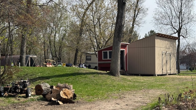 view of yard with an outdoor structure
