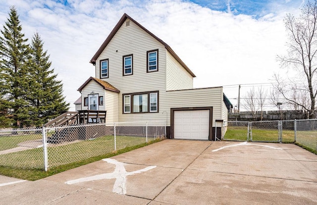 traditional-style home with fence, a garage, a front lawn, and driveway