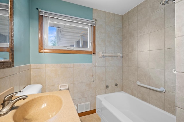 615 9th Ave SW, Faribault, MN 55021 - full bath with a sink, tile walls, and a bathtub