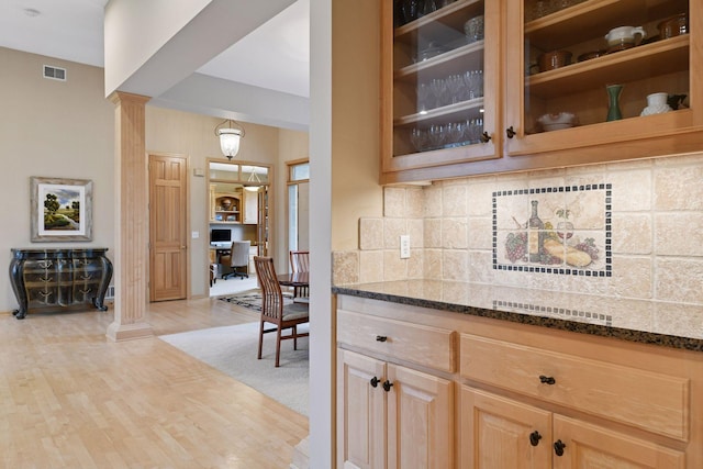 809 Saint Moritz, Victoria, MN 55386 - bar area with ornate columns, tasteful backsplash, light wood-type flooring, and baseboards
