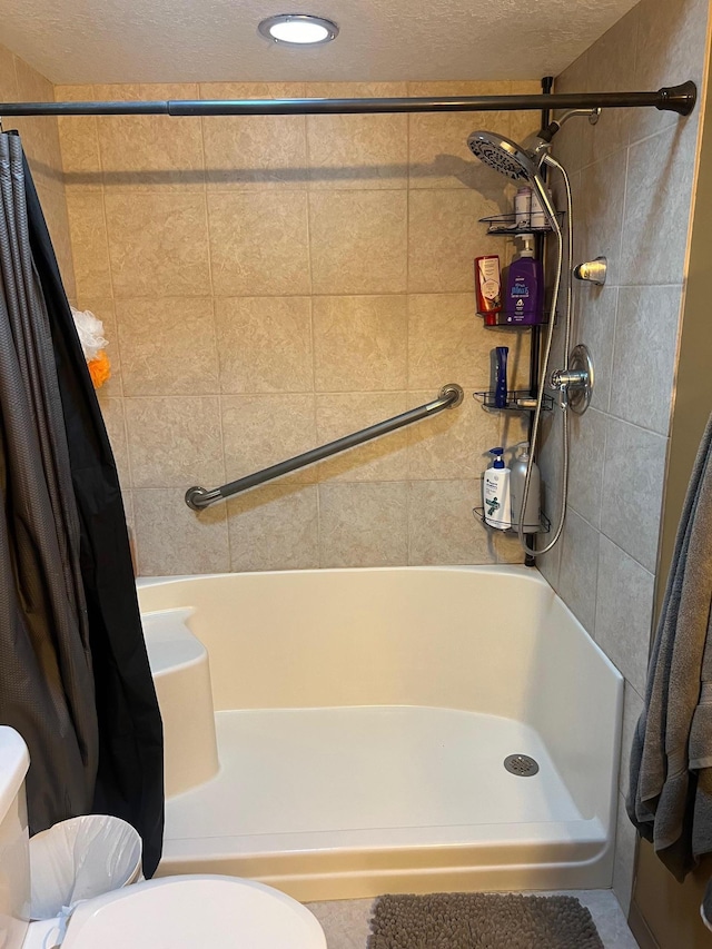 822 Holcombe Ave N, Litchfield, MN 55355 - bathroom with shower / tub combo with curtain, a textured ceiling, and toilet