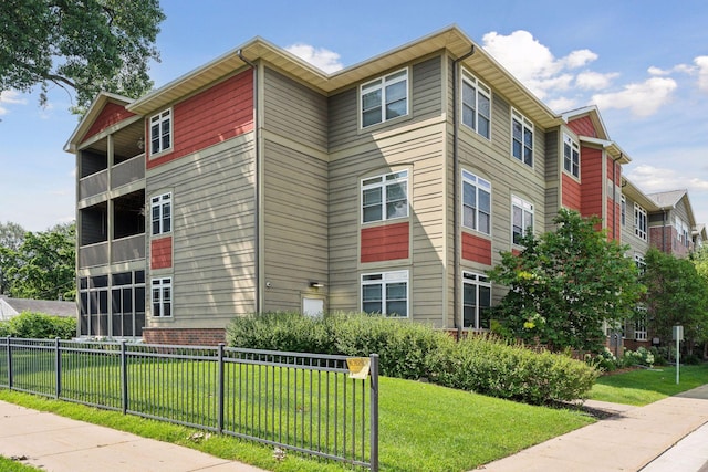 2530 34th St Unit 111, Minneapolis, MN 55406 - view of building exterior featuring fence