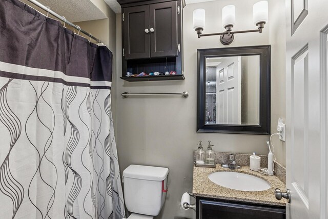 full bath with vanity, toilet, and a shower with curtain