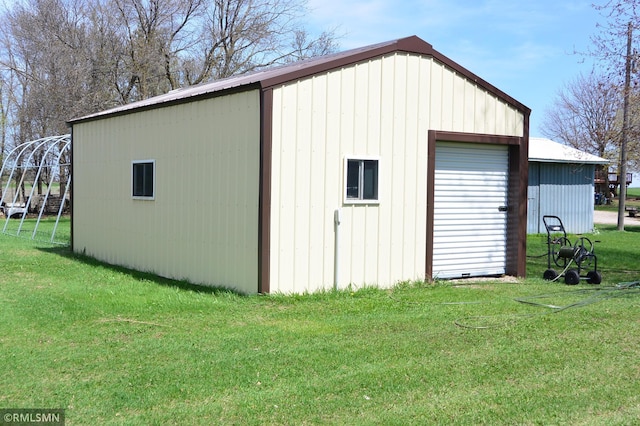 view of outdoor structure featuring an outbuilding