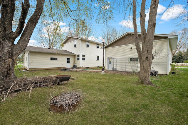 back of house featuring a yard