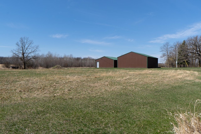 view of yard featuring an outdoor structure and a pole building