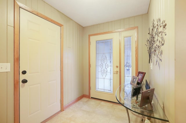 foyer entrance featuring baseboards