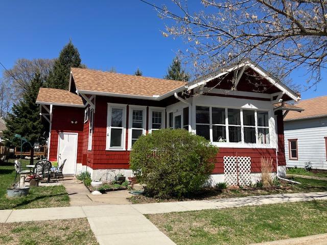 view of front of home featuring a front lawn and roof with shingles