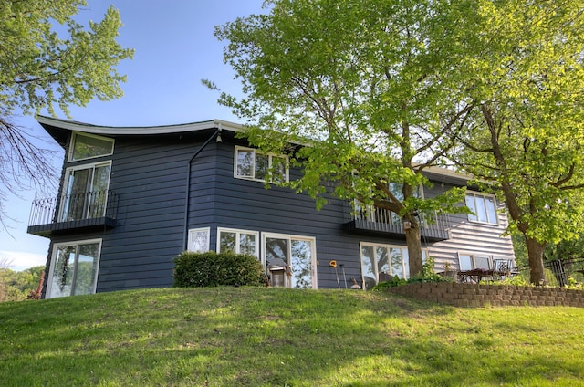1224 Tee Up Ln, Red Wing, MN 55066 - rear view of house featuring a balcony and a yard