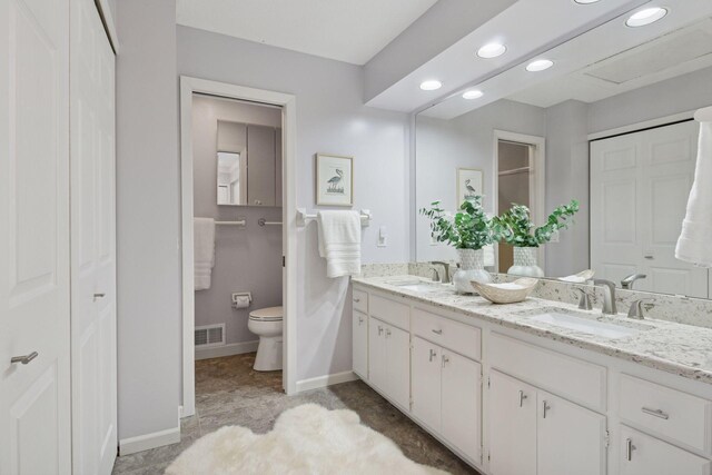 full bathroom featuring visible vents, a sink, toilet, and recessed lighting