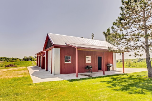 view of outdoor structure featuring an outbuilding