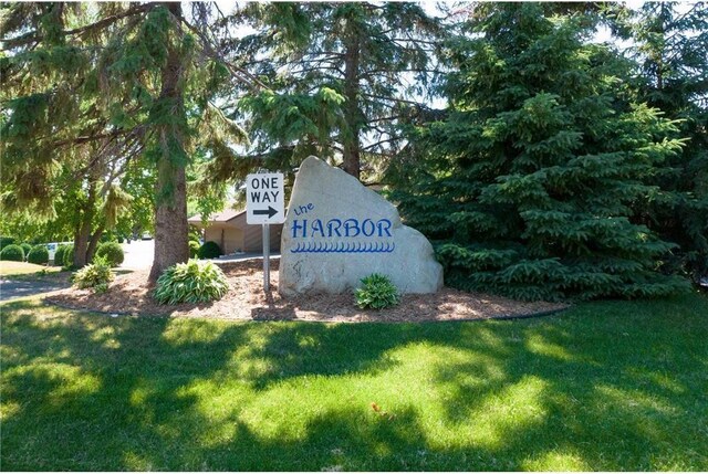 community / neighborhood sign featuring a yard