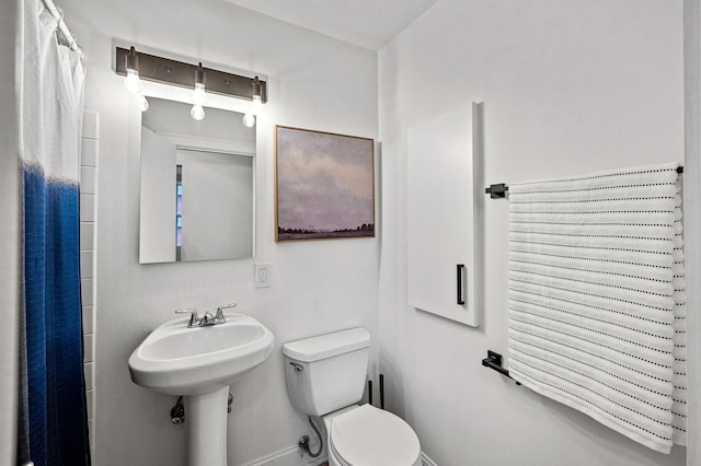 full bathroom featuring a sink, toilet, and a shower with curtain