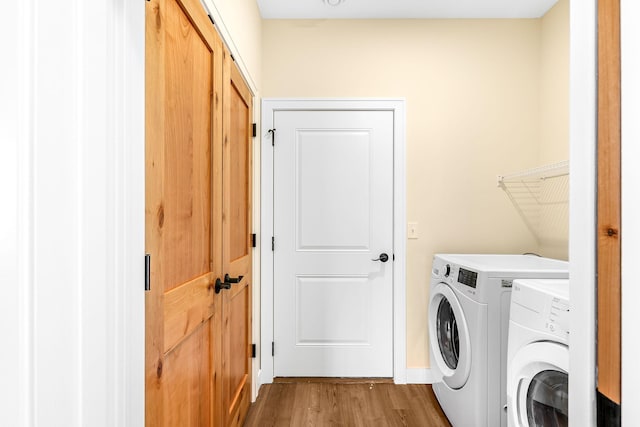 25882 Emerson Ct, Wyoming, MN 55092 - laundry area with washer and clothes dryer, laundry area, baseboards, and wood finished floors