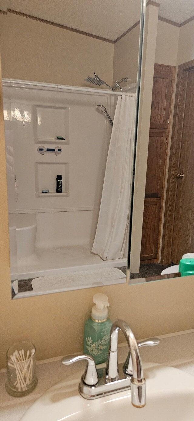 full bath featuring crown molding and a shower with curtain