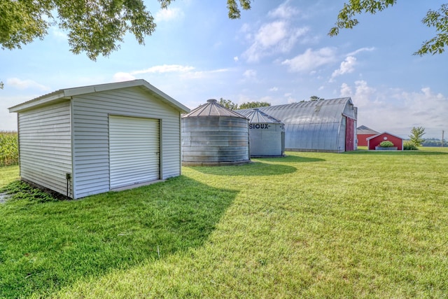 view of yard featuring an outdoor structure