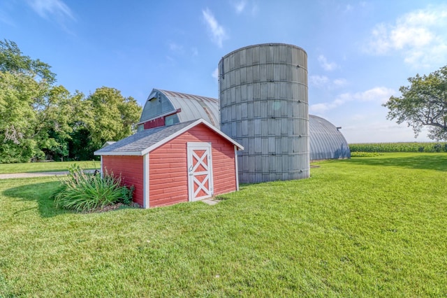 view of barn featuring a lawn